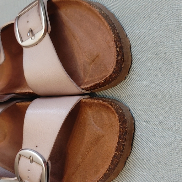 ⚫Time and Tru Sandals - Picture 8 of 10